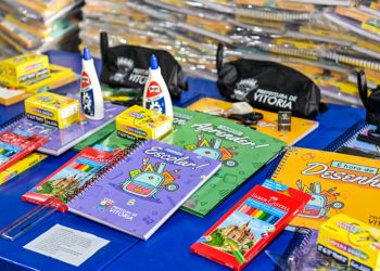 De caderno a lápis de cor, kit de material escolar chega às escolas de Vitória