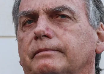 Bolsonaro aciona STF para impedir Dino e Zanin em ação sobre golpe