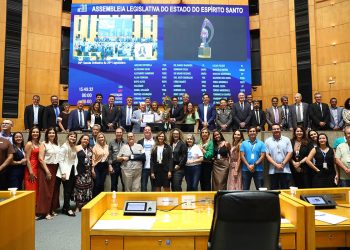 Assembleia recebe troféu da Unale pelo Projeto Arranjos Produtivos