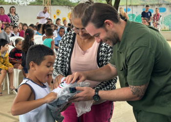 Colatina inicia entrega histórica de uniformes escolares para alunos da rede municipal