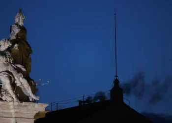 Fumaça preta: cardeais ainda não escolheram papa