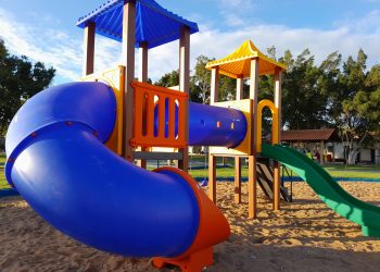 Prefeitura faz instalação de novos parquinhos em Pinheiros