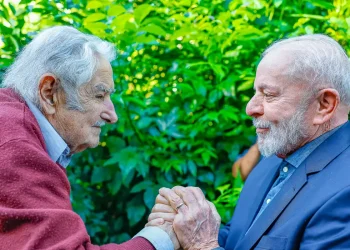 Lula participa de funeral do ex-presidente do Uruguai Pepe Mujica
