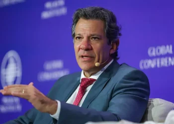 Vale a pena revisar IOF para evitar especulações, diz Haddad