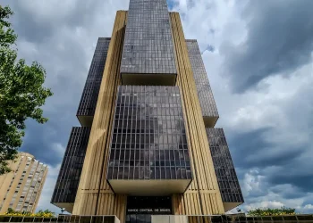 Juros do cartão de crédito sobem a 449,9% ao ano