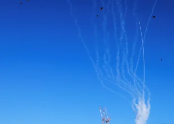 Irã lança mísseis contra base militar dos Estados Unidos no Catar