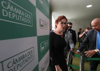 Moraes oficializa pedido de extradição de Carla Zambelli