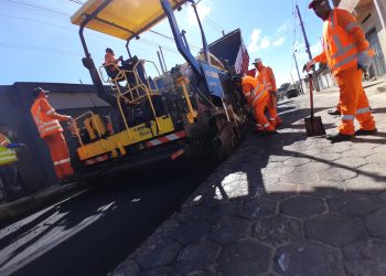 Prefeitura de Pinheiros intensifica asfaltamento e recapeamento de ruas do município