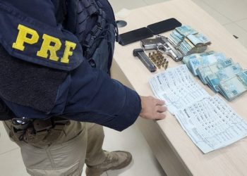 PRF apreende quase meio milhão de reais durante abordagem na BR-101