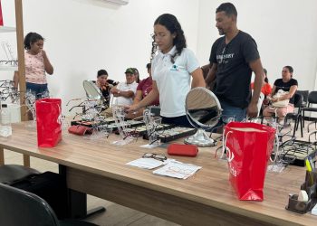 Prefeitura de Pinheiros realiza medição para entrega de óculos gratuitos a pacientes do SUS
