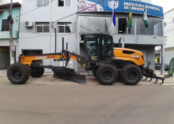 Pinheiros recebe nova motoniveladora para reforçar infraestrutura rural