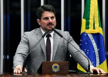 Marcos do Val contraria ordem do STF e viaja para os Estados Unidos