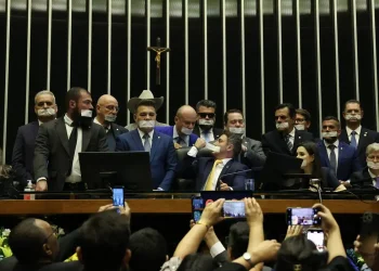 Oposição ocupa plenários por anistia a 8/1 e impeachment de Moraes