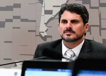 Senador Marcos do Val é levado para colocar tornozeleira eletrônica