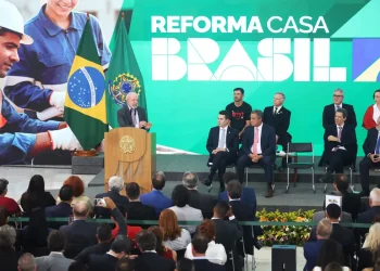 Lula lança programa de reforma de casas e defende ação para invisíveis
