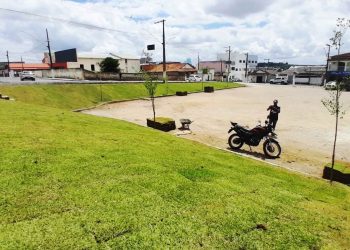 Prefeitura de Pinheiros conclui paisagismo da fachada do Ginásio Municipal