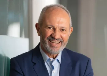 Paulo Hartung lança 2ª edição de livro e palestra marca os 50 anos da UVV e do DCE