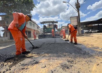 Primeira aplicação de asfalto marca nova etapa da reabilitação da ES-130, entre Pinheiros e Vinhático