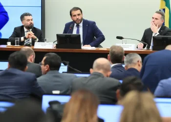 Relator vota para arquivar processo de cassação de Eduardo Bolsonaro