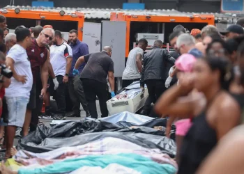 Moradores retiram cerca de 60 corpos em área de mata após operação