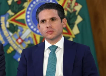Com fuga de Ramagem, Motta proíbe deputados de votarem do exterior