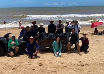 Mutirão recolhe cerca de 20 sacos de resíduos na praia de Itaúnas