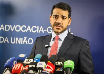 Lula indica Messias para vaga de Barroso no STF