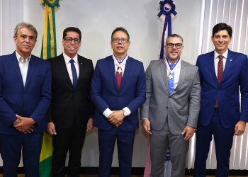 Ales entrega comendas a autoridades da Justiça e do MPES