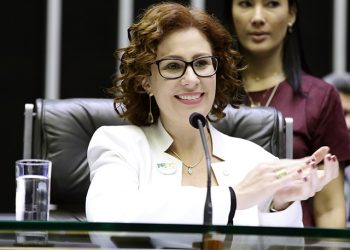 Carla Zambelli renuncia ao mandato em meio a crise política e judicial