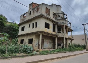 Lei que autoriza intervenção do Município em imóveis abandonados é sancionada em Barra de São Francisco
