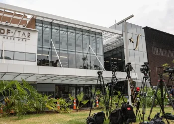 Bolsonaro apresenta crise de soluços e pressão alta após procedimento