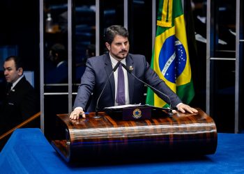 Marcos do Val conversa com partidos da direita e se movimenta para a reeleição ao Senado