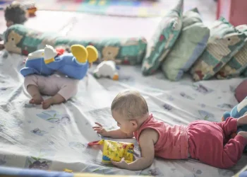 Pobreza afeta desenvolvimento de bebês desde 6 meses, mostra pesquisa