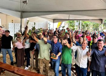Arranjos Produtivos entrega mudas de café arábica e banana em Guaçuí