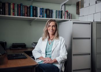 Assembleia homenageia Tatiana Sampaio com Ordem Domingos Martins