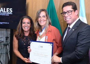 Assembleia presta homenagem à equipe que pesquisa polilaminina