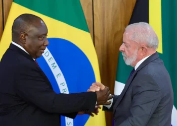 Lula cita preocupação com conflito no Irã e fala em ampliar defesa