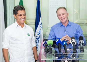 Governador Casagrande anuncia que deixará o cargo para disputar eleições