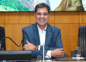 Assembleia empossa Ricardo Ferraço no cargo de governador no dia 2 de abril