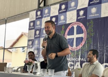 Prefeitura de Pinheiros inicia entrega de uniformes para mais de 3,7 mil estudantes