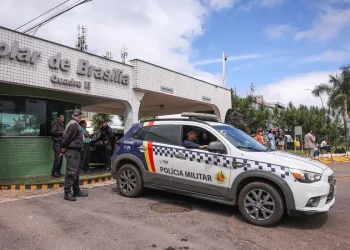 Bolsonaro recebe alta e chega em casa para cumprir prisão domiciliar