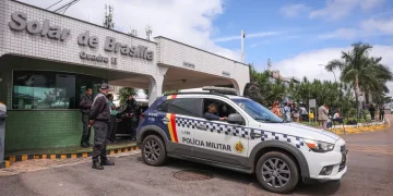 Bolsonaro recebe alta e chega em casa para cumprir prisão domiciliar