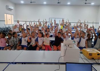 Quase 4 mil alunos de Pinheiros recebem kits de higiene bucal na rede municipal