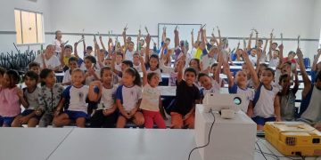 Quase 4 mil alunos de Pinheiros recebem kits de higiene bucal na rede municipal