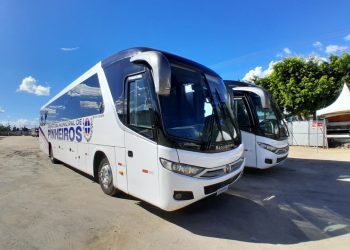 Prefeitura de Pinheiros adquire ônibus novos para reforçar transporte de estudantes
