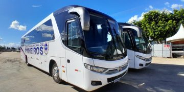 Prefeitura de Pinheiros adquire ônibus novos para reforçar transporte de estudantes