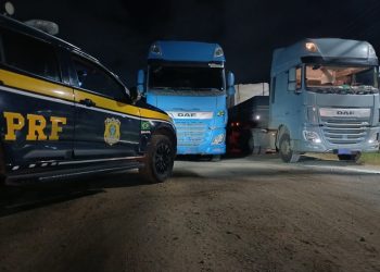 Dois caminhões com a mesma placa são flagrados pela PRF no Espírito Santo