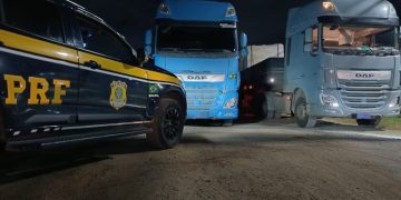 Dois caminhões com a mesma placa são flagrados pela PRF no Espírito Santo
