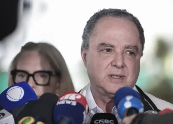 Médico diz que Lula retirou lesão e deve repousar nos próximos dias