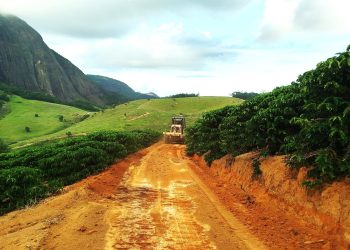 Vila Pavão intensifica recuperação de carreadores para garantir escoamento da safra cafeeira